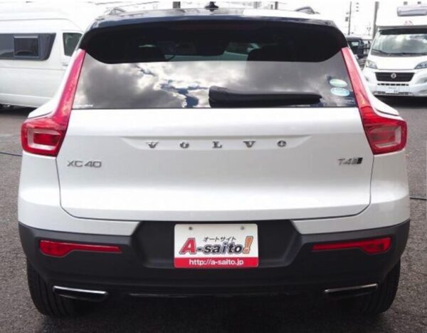 R2年式ボルボXC40 T4 AWD Rデザイン