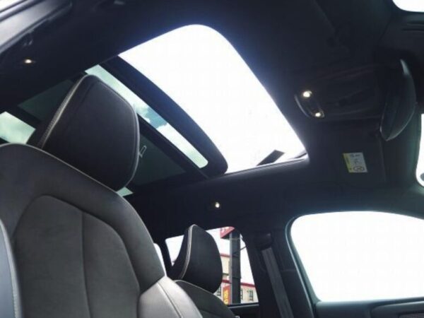 R2年式ボルボXC40 T4 AWD Rデザイン