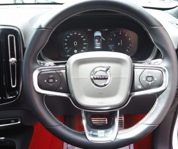 R2年式ボルボXC40 T4 AWD Rデザイン