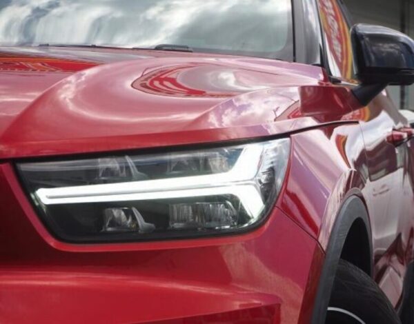 ボルボXC40 B4 AWD Rデザイン 4WD レッド