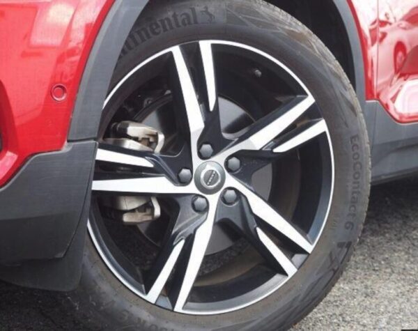 ボルボXC40 B4 AWD Rデザイン 4WD レッド