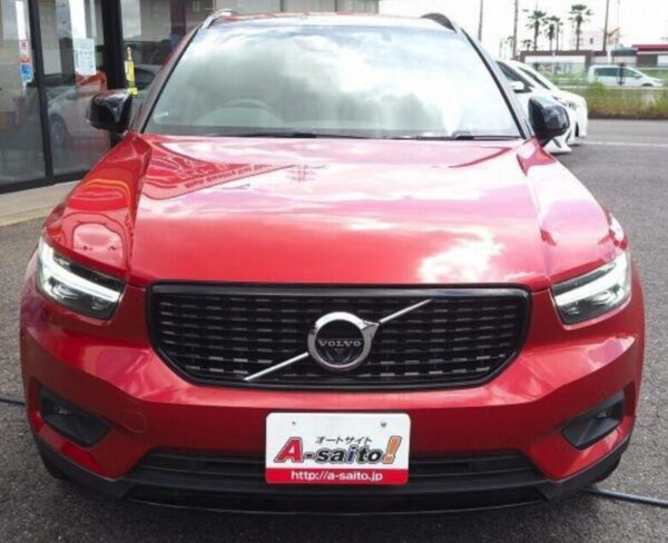 ボルボXC40 B4 AWD Rデザイン 4WD レッド