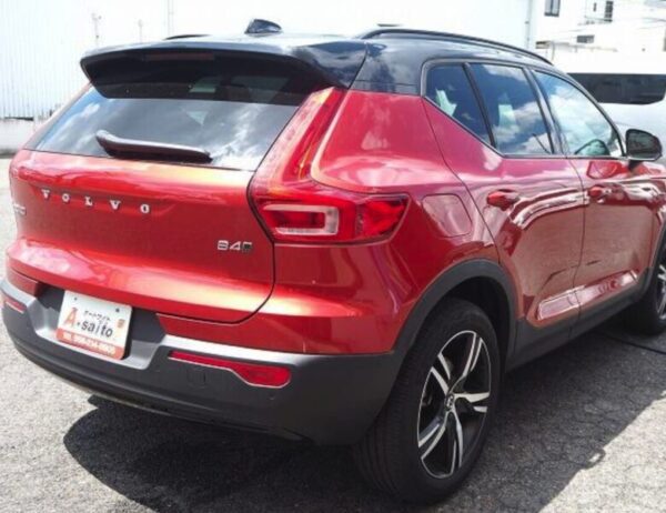 ボルボXC40 B4 AWD Rデザイン 4WD レッド