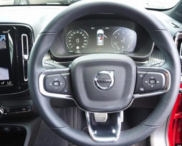 ボルボXC40 B4 AWD Rデザイン 4WD レッド