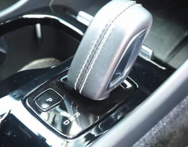ボルボXC40 B4 AWD Rデザイン 4WD レッド